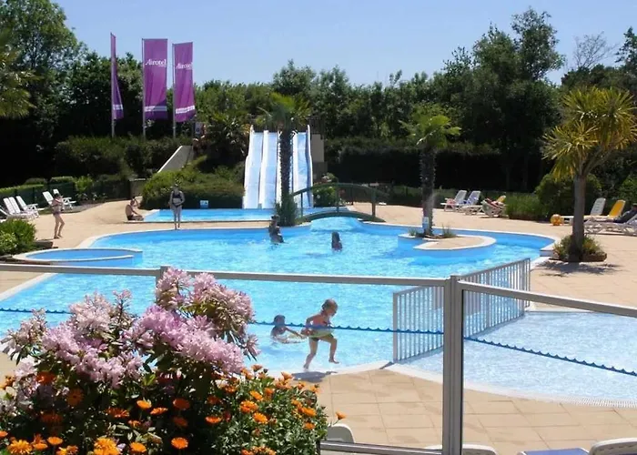 Zecamping 4 Familial Avec Etang De Peche Et Piscine Chauffee 4* La Haye